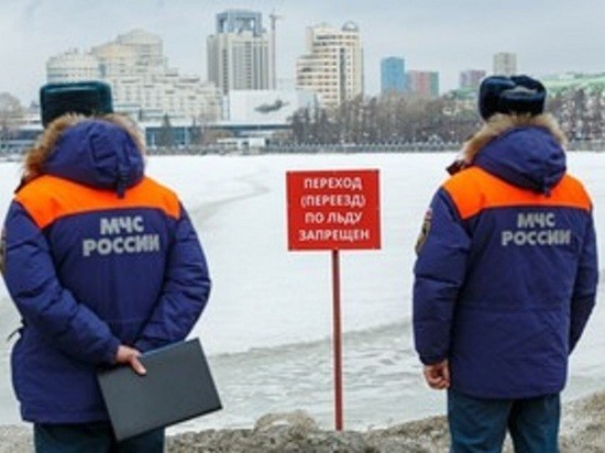 В Екатеринбурге начали ловить людей, идущих по льду через городской пруд