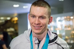 Уральский лыжник, выигравший Кубок мира, показал Урганту самодельный глобус и научил запасать снег на лето