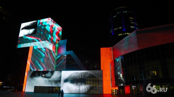 На неделю фасад Ельцин Центра отдадут медиахудожникам со всего мира. Посмотрите, как это будет красиво