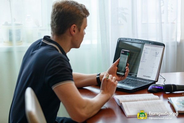 Всегда на связи: учитель гимназии № 37 проводит онлайн-уроки в Инстаграм