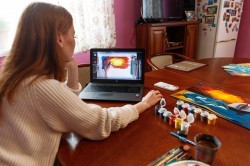 Прикоснуться к искусству: педагог арт-студии проводит видеоуроки живописи