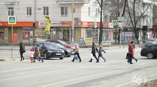Жители Екатеринбурга испугались штрафов и не поехали в центр. Зато пошли гулять у себя на районе