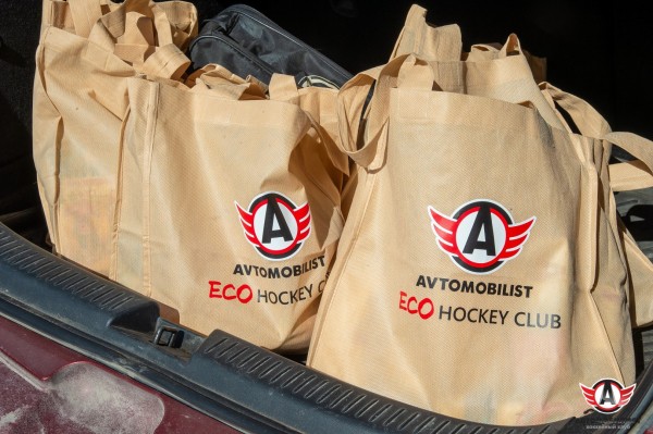 “Автомобилист” вместе с болельщиками передал продуктовые наборы ветеранам “Автомобилист” вместе с болельщиками передал продуктовые наборы ветеранам