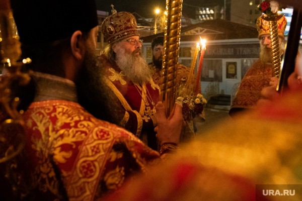 В Екатеринбурге десятки горожан встретили Пасху в храме. «Охрана смотрела, чтобы люди не стояли вплотную друг к другу». ФОТО