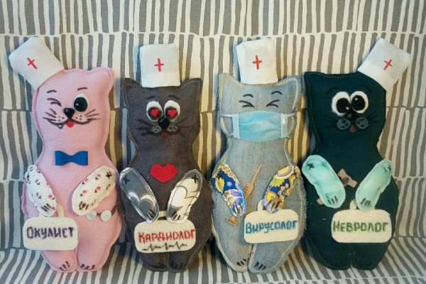 Юные екатеринбуржцы смастерили медицинских котиков в благодарность врачам
