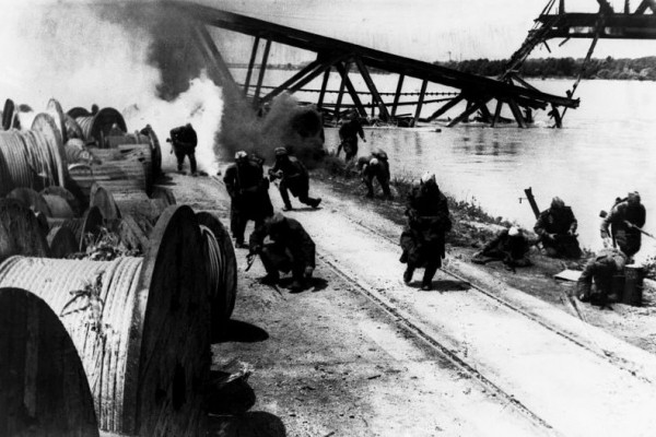 История Великой Победы: 11 апреля 1945 года Красная Армия форсировала Дунайский канал