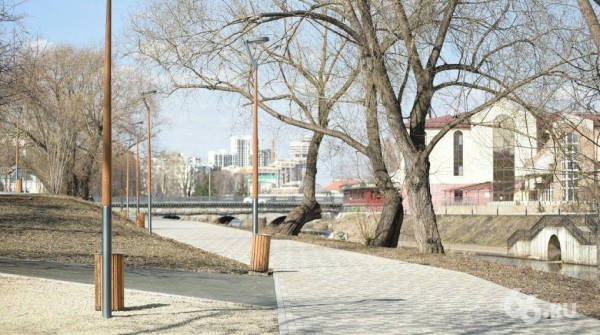 Жители Екатеринбурга испугались штрафов и не поехали в центр. Зато пошли гулять у себя на районе