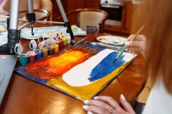 Прикоснуться к искусству: педагог арт-студии проводит видеоуроки живописи