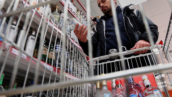 В нерабочую неделю в Свердловской области стали реже ходить в алкомаркеты. Но чек вырос