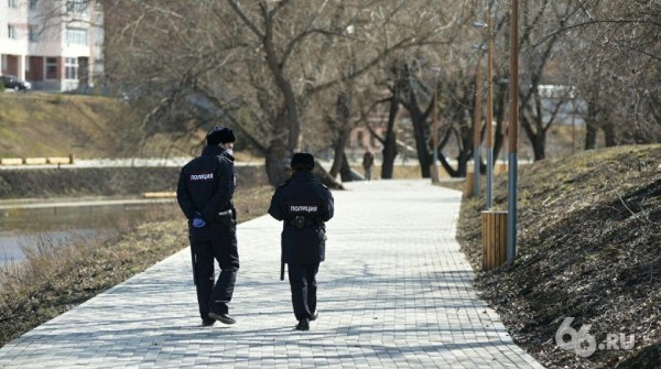 Жители Екатеринбурга испугались штрафов и не поехали в центр. Зато пошли гулять у себя на районе