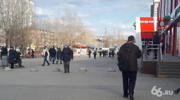Жители Екатеринбурга испугались штрафов и не поехали в центр. Зато пошли гулять у себя на районе