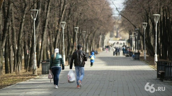 Жители Екатеринбурга испугались штрафов и не поехали в центр. Зато пошли гулять у себя на районе
