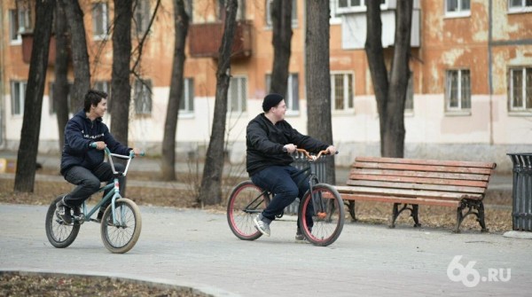 Жители Екатеринбурга испугались штрафов и не поехали в центр. Зато пошли гулять у себя на районе