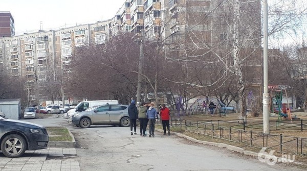 Жители Екатеринбурга испугались штрафов и не поехали в центр. Зато пошли гулять у себя на районе