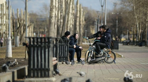 Жители Екатеринбурга испугались штрафов и не поехали в центр. Зато пошли гулять у себя на районе