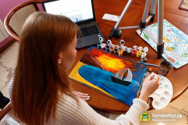 Прикоснуться к искусству: педагог арт-студии проводит видеоуроки живописи