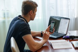 Всегда на связи: учитель гимназии № 37 проводит онлайн-уроки в Инстаграм