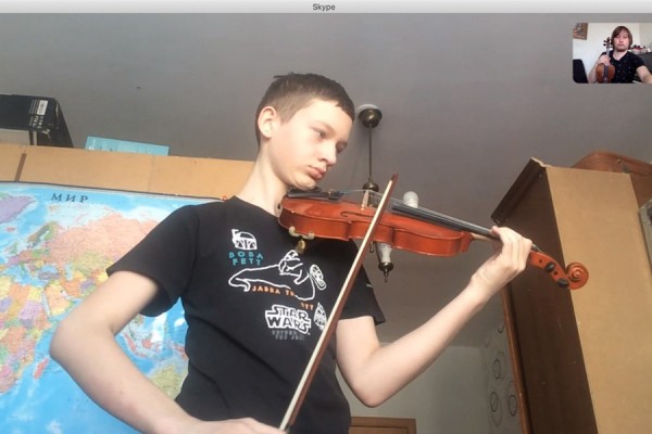 Музыкальные школы организовали видеоконференции и онлайн-уроки для учеников