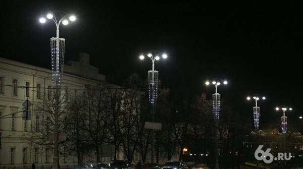 В центре Екатеринбурга зажгли антикоронавирусную иллюминацию. Фото, видео