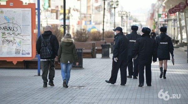 Жители Екатеринбурга испугались штрафов и не поехали в центр. Зато пошли гулять у себя на районе