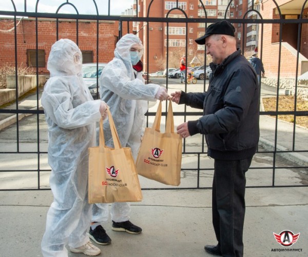 “Автомобилист” вместе с болельщиками передал продуктовые наборы ветеранам “Автомобилист” вместе с болельщиками передал продуктовые наборы ветеранам