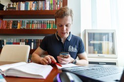 Всегда на связи: учитель гимназии № 37 проводит онлайн-уроки в Инстаграм