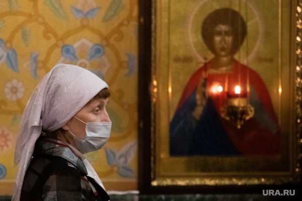В Екатеринбурге десятки горожан встретили Пасху в храме. «Охрана смотрела, чтобы люди не стояли вплотную друг к другу». ФОТО