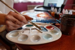 Прикоснуться к искусству: педагог арт-студии проводит видеоуроки живописи