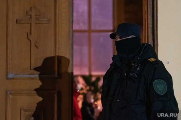 В Екатеринбурге десятки горожан встретили Пасху в храме. «Охрана смотрела, чтобы люди не стояли вплотную друг к другу». ФОТО