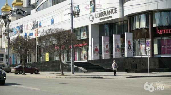 Жители Екатеринбурга испугались штрафов и не поехали в центр. Зато пошли гулять у себя на районе