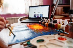 Прикоснуться к искусству: педагог арт-студии проводит видеоуроки живописи