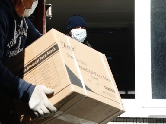 Свердловские больницы получили средства индивидуальной защиты, привезенные из Китая