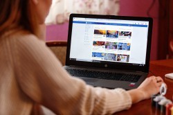 Прикоснуться к искусству: педагог арт-студии проводит видеоуроки живописи