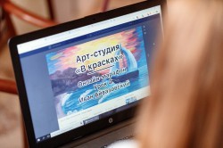 Прикоснуться к искусству: педагог арт-студии проводит видеоуроки живописи