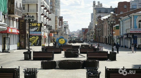 Жители Екатеринбурга испугались штрафов и не поехали в центр. Зато пошли гулять у себя на районе