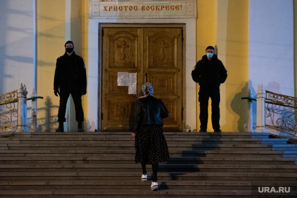 В Екатеринбурге десятки горожан встретили Пасху в храме. «Охрана смотрела, чтобы люди не стояли вплотную друг к другу». ФОТО