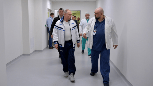 Владимир Путин подписал антикоронавирусные законы. За нарушение карантина и фейки будут сажать Владимир Путин подписал антикоронавирусные законы. За нарушение карантина и фейки будут сажать