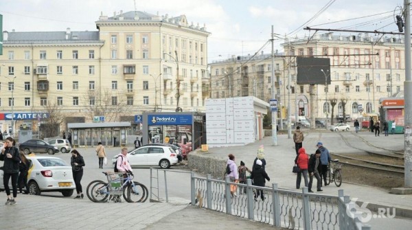 Жители Екатеринбурга испугались штрафов и не поехали в центр. Зато пошли гулять у себя на районе