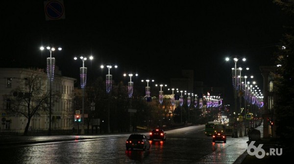 В центре Екатеринбурга зажгли антикоронавирусную иллюминацию. Фото, видео