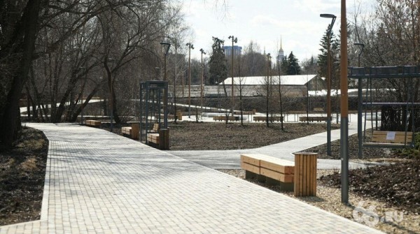 Жители Екатеринбурга испугались штрафов и не поехали в центр. Зато пошли гулять у себя на районе