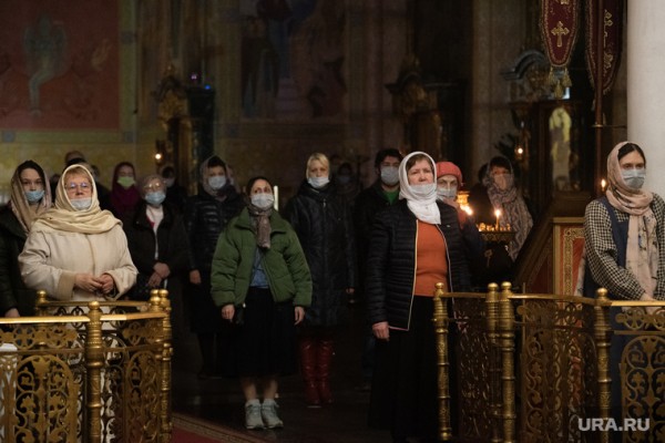 В Екатеринбурге десятки горожан встретили Пасху в храме. «Охрана смотрела, чтобы люди не стояли вплотную друг к другу». ФОТО