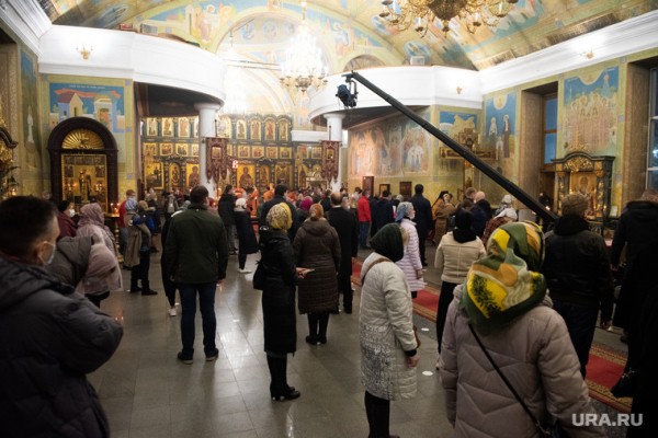 В Екатеринбурге десятки горожан встретили Пасху в храме. «Охрана смотрела, чтобы люди не стояли вплотную друг к другу». ФОТО