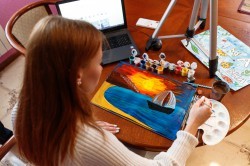 Прикоснуться к искусству: педагог арт-студии проводит видеоуроки живописи