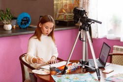 Прикоснуться к искусству: педагог арт-студии проводит видеоуроки живописи