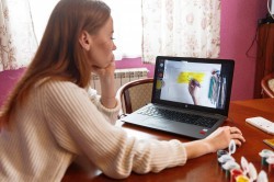 Прикоснуться к искусству: педагог арт-студии проводит видеоуроки живописи