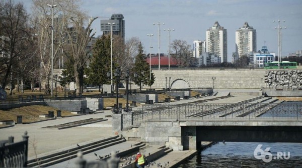 Жители Екатеринбурга испугались штрафов и не поехали в центр. Зато пошли гулять у себя на районе