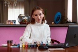 Прикоснуться к искусству: педагог арт-студии проводит видеоуроки живописи