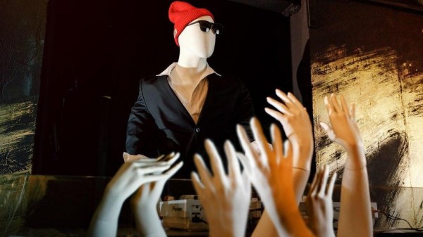 Ресторан «Огонек» открылся вопреки карантикулам с гостями-манекенами в зале. Фото