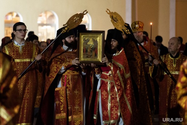 В Екатеринбурге десятки горожан встретили Пасху в храме. «Охрана смотрела, чтобы люди не стояли вплотную друг к другу». ФОТО