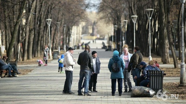 Жители Екатеринбурга испугались штрафов и не поехали в центр. Зато пошли гулять у себя на районе